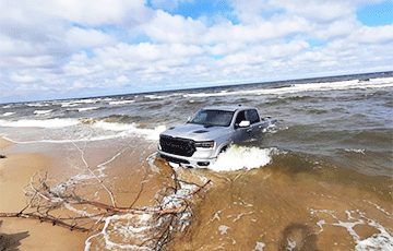 В Латвии смыло в море беларусский автомобиль