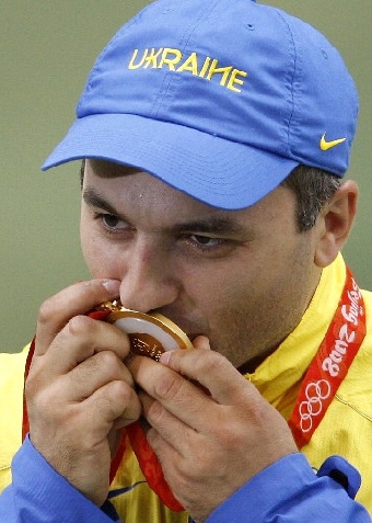 Юрий Щербацевич выиграл золото универсиады в стрельбе из малокалиберной винтовки с дистанции 50 м лежа