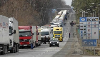 Один человек серьезно пострадал при возгорании двух фур недалеко от белорусско-литовской границы