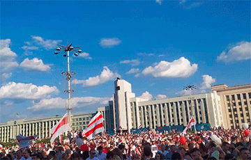 Тысячи протестующих в Минске скандируют «Забастовка!»