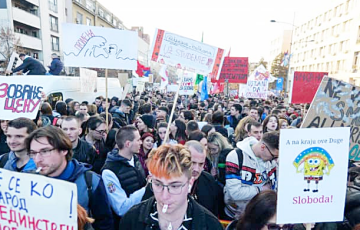 В сербском Новом Саде проходит масштабный протест