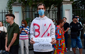 «Таракан, уходи!»: У посольства Беларуси в России проходит акция протеста