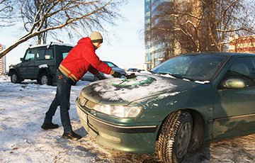 Как волонтеры помогают в мороз завести машины