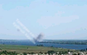 ВСУ снова ударили по Антоновскому мосту: зрелищные кадры