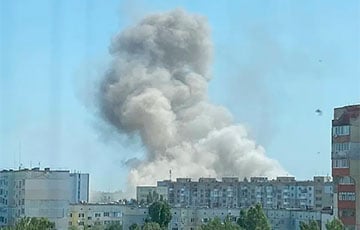 В Новой Каховке в районе ГЭС раздаются взрывы и поднимается дым