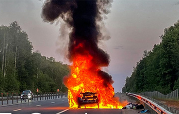 У брестчанина по дороге из Москвы в Беларусь сгорела дотла новая BMW