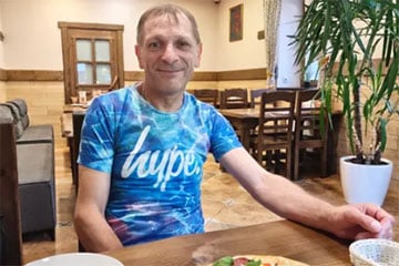 Мастер по поклейке обоев из Витебска растрогал всех постом о походе в кафе