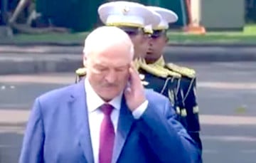 Лукашенко с трудом спускается по лестнице