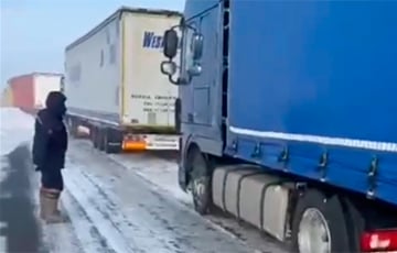 В Казахстане из снежного заноса спасли 15 беларусских дальнобойщиков
