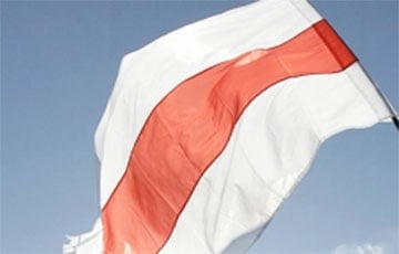 Минчанин вышел на Партизанский проспект с национальным флагом