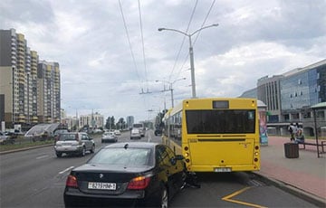 В Минске BMW врезался в автобус, который высаживал пассажиров на остановке