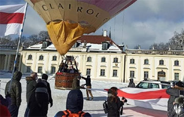 Белорусы Белостока подняли в небо 30-метровый бело-красно-белый флаг