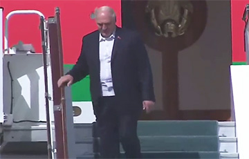 Лукашенко спускался с трапа самолета неуверенным шагом и осматривался по сторонам