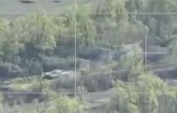 Украинские защитники эффектно подорвали на мине танк оккупантов
