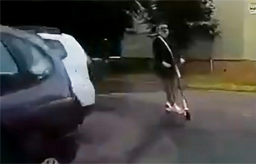 В Гродно женщина на самокате врезалась в автомобиль и уехала