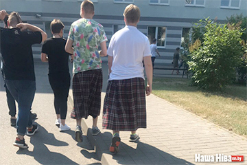 Администрация минского колледжа заставила парней надеть юбки