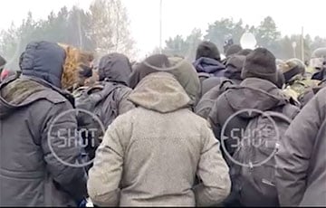 Мигранты заявили белорусским военным, что хотят идти в Минск