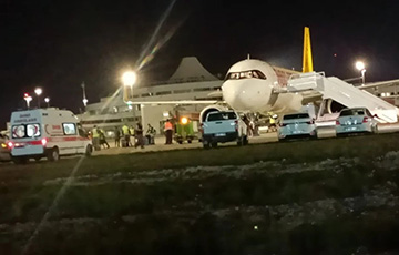 В турецкой Анталье экстренно посадили самолет из-за криков «Помогите» в багажном отсеке