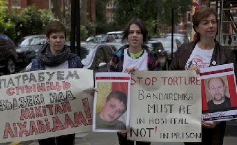 Белорусские посольства в Европе осаждают пикетами (Фото)