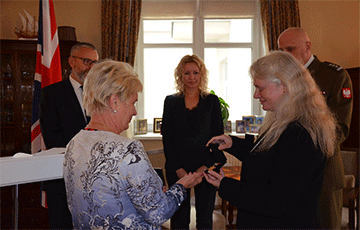 В посольстве Великобритании вручили медали дочери белоруса, воевавшего в Армии Андерса