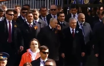 Громкий хлопок встревожил Путина во время парада в центре Москвы
