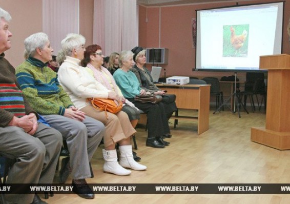 Почти тысяча пенсионеров Беларуси получили студенческие билеты