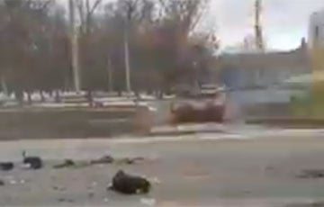 Танковые войска РФ попали в засаду на улице украинского города