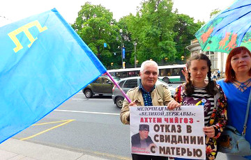 В Петербурге прошли пикеты в поддержку крымских татар