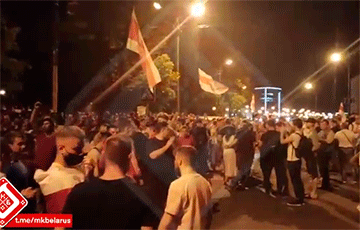 Тысячи белорусов продолжают митинговать в сквере возле изолятора на Окрестина