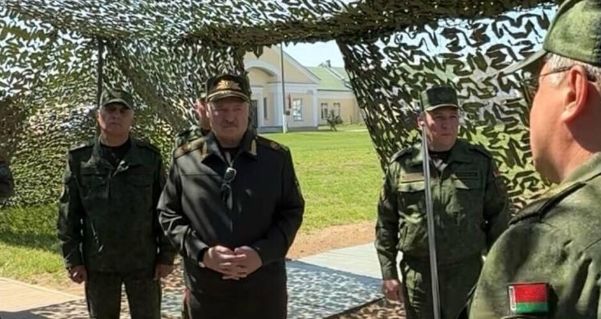 Лукашенко лично инспектирует учения с применением ядерного оружия