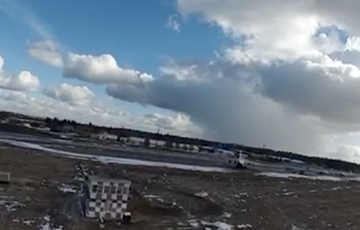 В Сети появилась часть видео атаки дронами на московитский самолет А-50 в Мачулищах
