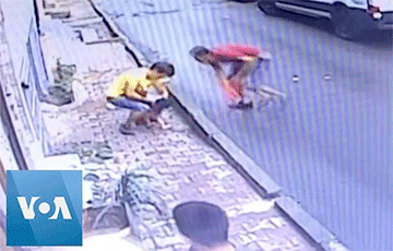 Видеофакт: В Стамбуле подросток поймал выпавшего из окна ребенка