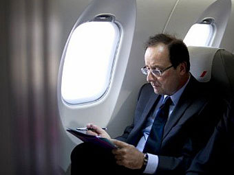 В самолет президента Франции попала молния
