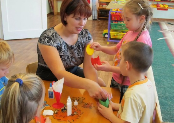 Лукашенко поручил до 2020 года решить проблему нехватки воспитателей в детских садах