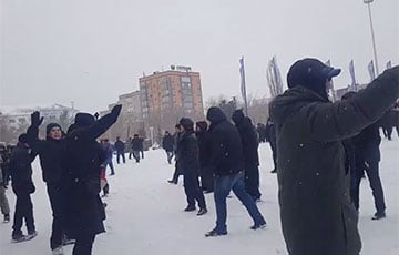 Протесты в Казахстане: полицейские в Актобе перешли на сторону народа
