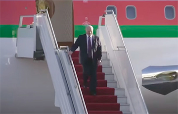Видеофакт: Как Лукашенко спускался по трапу самолета в Ереване