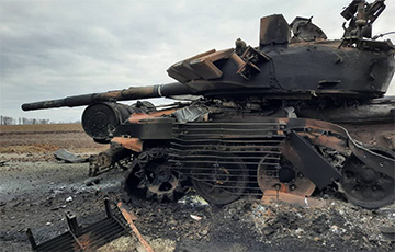 Украинский танк Т-64БВ уничтожает прямым попаданием московитский Т-72Б3