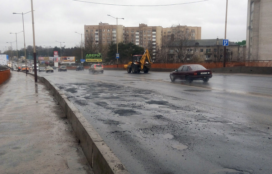 Видеофакт: В Барановичах в дождь ремонтируют дороги
