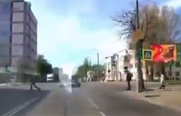 В Могилеве мотоциклист сначала спас пешехода от наезда, а потом решил его проучить