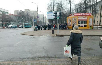 Фотофакт: Минчане выстроились в очередь за бесплатной шаурмой