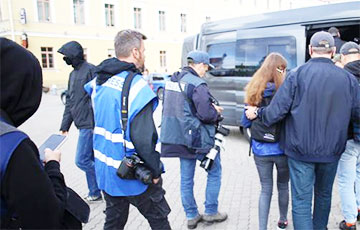 Работающих в Беларуси на иностранные СМИ журналистов массово лишают аккредитации