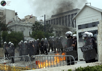 В Риме демонстранты подожгли здание министерства обороны