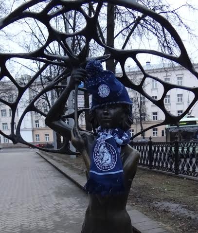 Фанаты минского «Динамо» одели «Девушку с зонтиком»