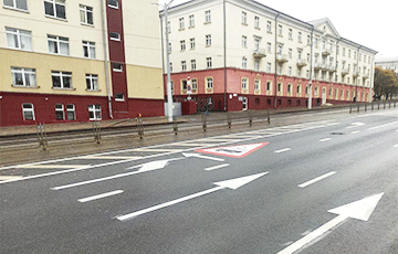 Под Минском дорожники нанесли разметку на траве и песке