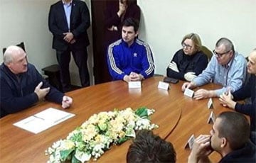 Тихановский отказался пожимать руку Лукашенко