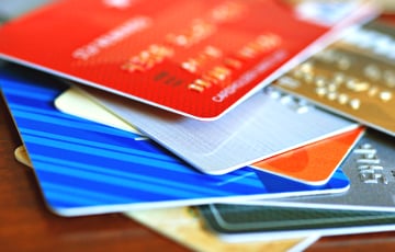 Санкции в действии: беларусские банки будут доставать чипы из неиспользованных карт
