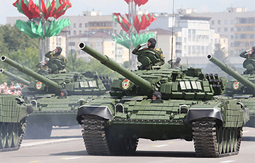 В Беларуси с баз хранения снимают танки и БМП