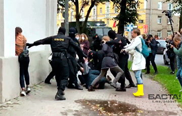Каратели в масках напали на белорусских женщин
