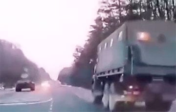 Украинский БТР на полном ходу расстрелял вражеский военный грузовик