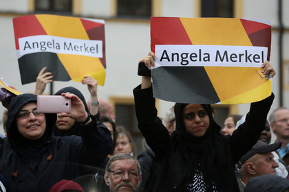 Бундестаг засомневался в законности решения Меркель пустить беженцев в Германию